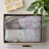 Elegante Vase mit rosafarbenen Pfannkuchen auf dem Seidenpapier (Geschenk)