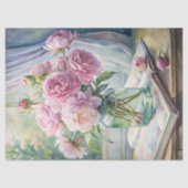 Elegante Vase mit rosafarbenen Pfannkuchen auf dem Seidenpapier (Vorderseite)