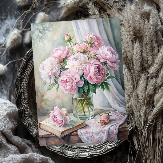 Elegante Vase mit rosafarbenen Pfannkuchen auf dem Seidenpapier