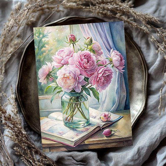 Elegante Vase mit rosafarbenen Pfannkuchen auf dem Seidenpapier