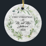 Elegante Verheirateter Grüner Marmor Keramik Ornament<br><div class="desc">Elegante Erste Weihnachtsgrün Verheiratet auf Imitaten Marmor Hintergrund Keramik Ornament feiert die Liebe, dass ein Paar gemeinsam an ihrem ersten Weihnachten teilt und ist wirklich magisch. Set vor und eleganter Marmor-Look Hintergrund, ein Kranz von Aquarell-Grün umrahmt die Ankündigung von "FIRST CHRISTMAS AS Mr. und Mrs. und der Nachname... Die Vorderseite...</div>