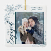 Elegante Verlobte Weihnachtsschneeflocken Keramikornament (Rückseite)