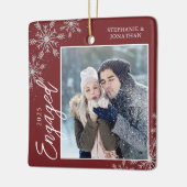 Elegante Verlobte Weihnachtsschneeflocken Rot Keramikornament (Links)