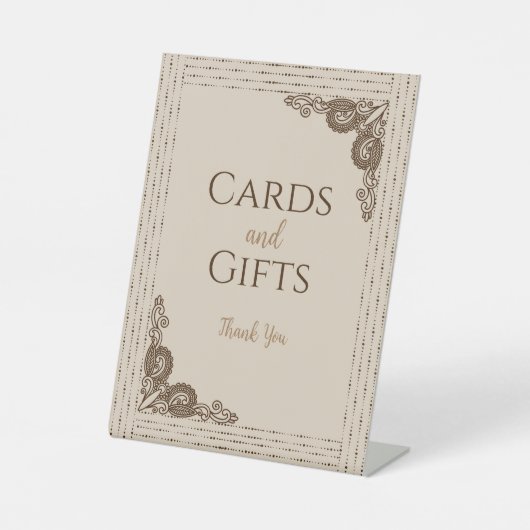 Elegante verzierte Hochzeitskarten in Beige Sockelschild (Vorderseite)