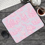 Elegante Vintag-blaue Rosa-Toile de jouy Mousepad<br><div class="desc">Elegantes Vintag-blaues Rosa-Toile de jouy Monogram Mouse Pad. Die Kunstdrucke sind derzeit ein Alltagswut, ein elegantes und verziertes Vintages toile de jouy-Muster mit einer romantischen Szene aus der französischen Landschaft. Dieser Muster-Stil ist derzeit für Wohngestaltung, Kleidung, mobil und IPad Hüllen, Einladungen und vieles mehr. Die Designs sind klassisch und zeitlos...</div>