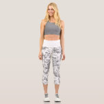 Elegante Vintage französische Stickereitoilette Capri Leggings<br><div class="desc">Elegantes und verziertes Vintages Jouy-Muster mit exotischen Blume,  Weinreben und Blättern,  verwoben mit Garland und Körben von Rose. Dieses Muster wurde um 1910 in der Smithsonian-Sammlung aus einem historischen französischen Textilfragment adaptiert. Muster sind hoch,  können aber nicht gekachelt werden. Waistband Farbe ist anpassbar.</div>