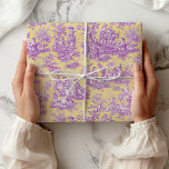 Elegante Vintage, lila-gelbe Jouy-Toile Geschenkpapier<br><div class="desc">Vintage lila Gelbtafel de jouy Wrapping Paper. Diese toile de jouy Vintage Geschenktasche wird durch die exquisiten Entwürfe der französischen Landschaftsszenen inspiriert. Diese ausgeklügelten Toilabdrücke sind derzeit ein Alltagswut. Die Designs sind klassisch und romantisch mit stilvollen Farben. Das perfekte Wrapping Paper für Geburtstage,  Valentinstag,  Weihnachten oder andere Anlässe.</div>
