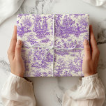 Elegante Vintage lila Toile de jouy Geschenkpapier<br><div class="desc">Vintage lila toile de jouy Wrapping Paper. Diese toile de jouy Vintage Geschenktasche wird durch die exquisiten Entwürfe der französischen Landschaftsszenen inspiriert. Diese ausgeklügelten Toilabdrücke sind derzeit ein Alltagswut. Die Designs sind klassisch und romantisch mit stilvollen Farben. Das perfekte Wrapping Paper für Geburtstage,  Valentinstag,  Weihnachten oder andere Anlässe.</div>