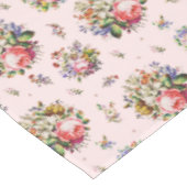 Elegante Vintage Rose Blumenmuster auf Rosa Tischdecke (Schrägansicht)