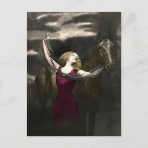 Elegante Vintage Schönheit und der schwarze Hengst Postkarte