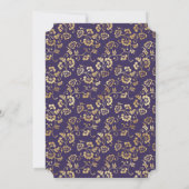 Elegante Violet Gold Cross Script Blumentaufen Einladung (Rückseite)