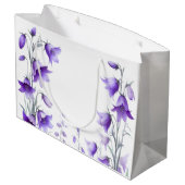 Elegante violette Blumen Große Geschenktüte (Rückseite Schrägansicht)