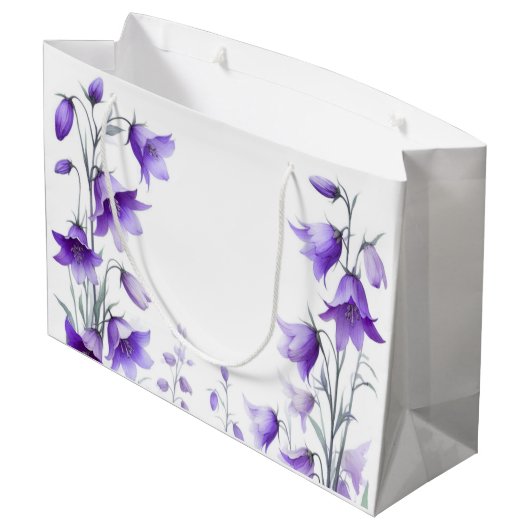 Elegante violette Blumen Große Geschenktüte (Rückseite Schrägansicht)