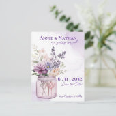 Elegante violette Blumen in Mason Jar Blumenzehen Ankündigungspostkarte (Stehend Vorderseite)