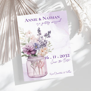 Elegante violette Blumen in Mason Jar Blumenzehen Ankündigungspostkarte