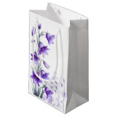 Elegante violette Blumen Kleine Geschenktüte (Vorderseite Schrägansicht)