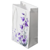 Elegante violette Blumen Kleine Geschenktüte (Rückseite Schrägansicht)