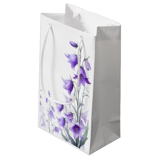 Elegante violette Blumen Kleine Geschenktüte (Rückseite Schrägansicht)
