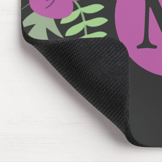 Elegante violette Blumen Kunst am Schwarzen Monogr Mousepad (Ecke)