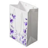 Elegante violette Blumen Mittlere Geschenktüte (Vorderseite Schrägansicht)