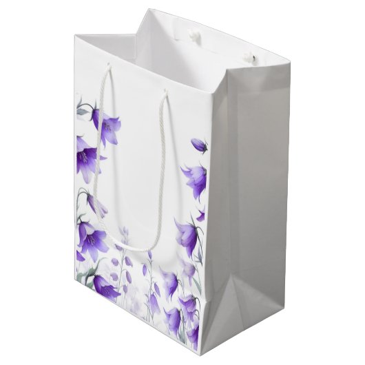 Elegante violette Blumen Mittlere Geschenktüte (Vorderseite Schrägansicht)