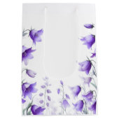 Elegante violette Blumen Mittlere Geschenktüte (Rückseite)