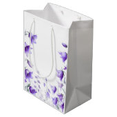 Elegante violette Blumen Mittlere Geschenktüte (Rückseite Schrägansicht)