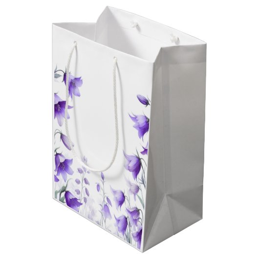 Elegante violette Blumen Mittlere Geschenktüte (Rückseite Schrägansicht)
