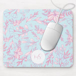 Elegante violette Blumen Personalisiert Mousepad<br><div class="desc">Dieses elegante Mauspad hat ein Blumenmuster mit violetten Blumen auf einem hellblauen Hintergrund. Personalisieren Sie Initialen.</div>