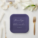Elegante violette Kalligrafie Pappteller<br><div class="desc">Diese elegante Hochzeitstafel hat ein anspruchsvolles Design mit tiefviolettem Hintergrund und hellcremefarbener Schrift. Das Layout ist minimalistisch und zeigt zwei Namen in eleganter Schreibschrift, verbunden durch das Wort "UND" in Großbuchstaben, gefolgt von einem Datum in einer sauberen serifenlosen Schrift. Die Typografie schafft eine verfeinerte Balance, die Formalität und Zeitlosigkeit betont....</div>