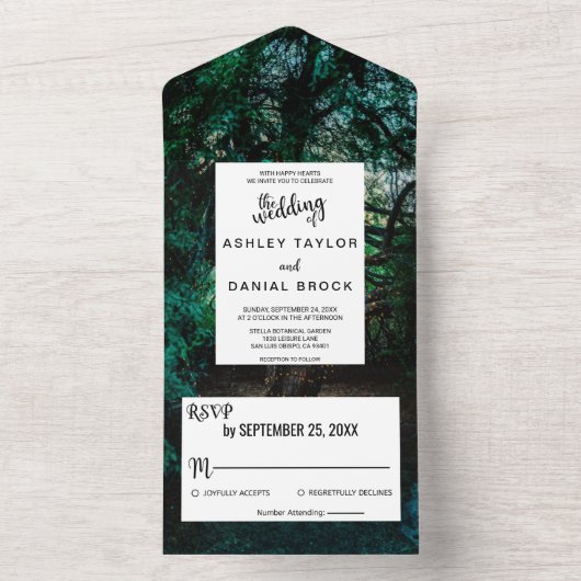 Elegante Waldsaite mit hellgrüner Blumenhochzeit All In One Einladung (Innen Boden)