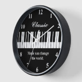 Elegante Wanduhr mit schwarz-weißen Klaviertasten (Winkel)