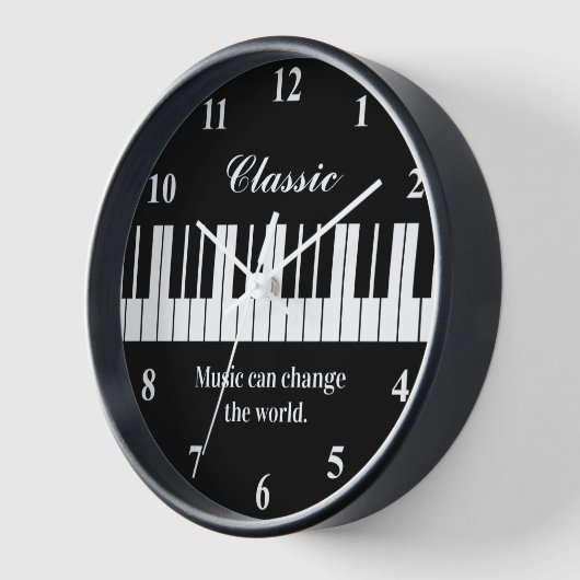 Elegante Wanduhr mit schwarz-weißen Klaviertasten (Winkel)