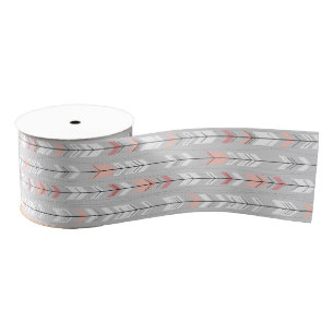 Elegante warme graues Weiß-Rosa-Pfeile, die unten Ripsband