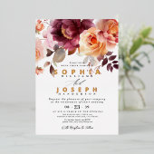 Elegante Wasserfarbe Burgundy Bouquet Blumenhochze Folieneinladung (Stehend vorne)