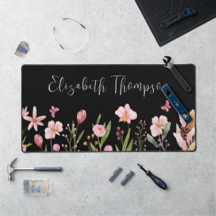 Elegante Watercolor Blume Girly Script Name Black Schreibtischunterlage