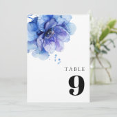 Elegante Watercolor Dusty Blue Floral Tischnummer (Stehend Vorderseite)