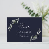Elegante Watercolor Green Leaf Navy Wedding RSVP (Stehend Vorderseite)