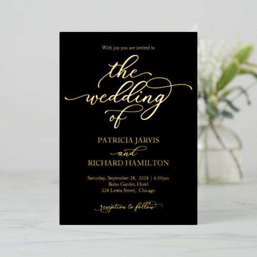Elegante Wedding Black Gold Calligraphy Folieneinladung (Stehend vorne)