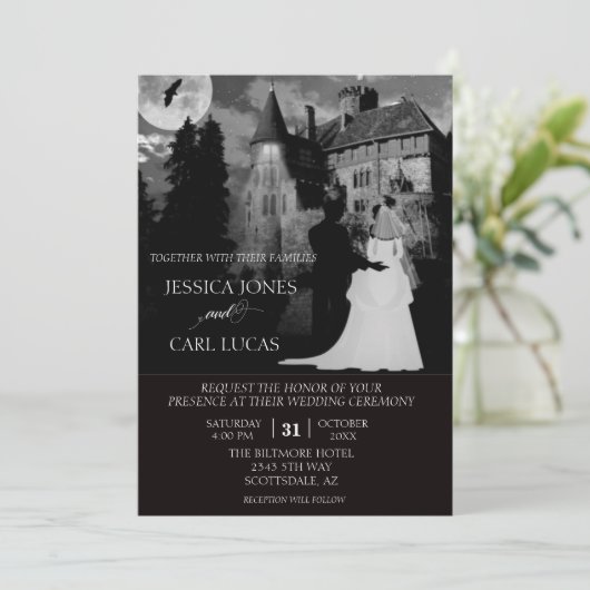 Elegante Wedding Couple Halloween Castle House Einladung (Stehend Vorderseite)