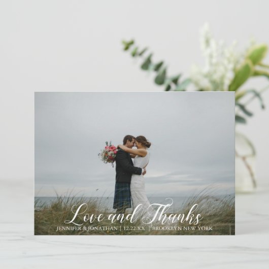 Elegante Wedding Foto Liebe & Dank White Script Dankeskarte (Stehend Vorderseite)