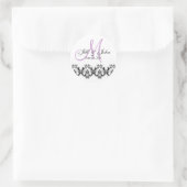 Elegante Wedding Lila Monogram Save the Date Runder Aufkleber (Tasche)