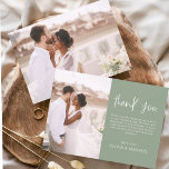 Elegante Wedding Sage Green Danke Foto Einladung<br><div class="desc">Minimalistisch Sage Green Wedding Dankeschön Karten,  die ein Foto auf der Vorder- und Rückseite haben. Die Dankeschön-Karten enthalten eine moderne,  handgeschriebene,  kursive Schriftzeichen-Typografie,  die elegant,  einfach und modern nach Ihrer Hochzeitsfeier zu benutzen sind.</div>