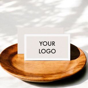 Elegante weiche Beige-Logo-Minimal Visitenkarte