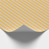 Elegante weiche, gelbe, hellgraue Creme Streifen Geschenkpapier (Ecke)