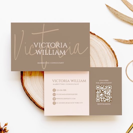 Elegante, weiche, neutrale Beige-Script-QR-Code Visitenkarte