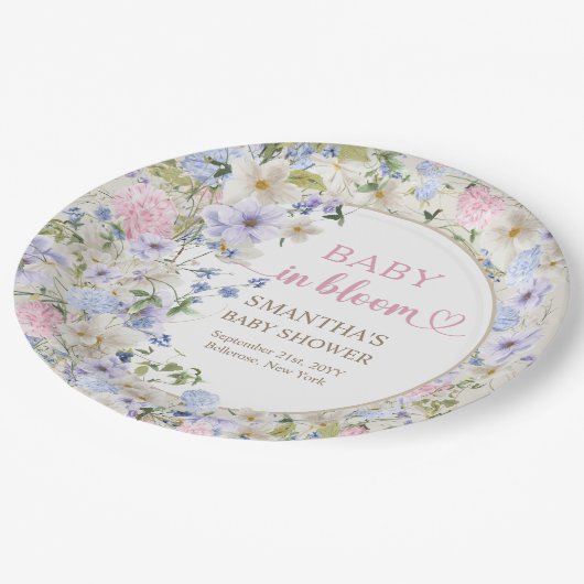 Elegante weiche pastellfarbene Wildblumen rosa hel Pappteller (Schrägansicht)