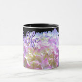 Elegante weiche, rosa, gelbe, blühende Hydrangeas Tasse (Zentrum)