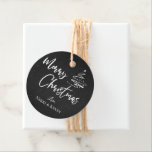 Elegante Weihnachtsbaum Chalkboard Frohe Weihnacht Geschenkanhänger<br><div class="desc">Elegante Chalkboard Weihnachtsbaum Frohe Weihnachtsbegüterungstags . Passen Sie es an,  indem Sie die Namen ändern. Das Design hat frohe Weihnachten geschrieben in hübschem Schriftart auf einem Kreideboden zusammen mit den Namen des Paares. Für weitere Anpassungen wenden Sie sich bitte an mich unter mypaperlove2021@gmail.com</div>