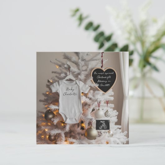 Elegante Weihnachtsbaumschwangerschaftsankündigung Einladung (Stehend Vorderseite)